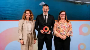 Luis Becerra durante la entrega del reconocimiento a Mogán como Ciudad de la Ciencia y la Innovación junto a Olga Morales.