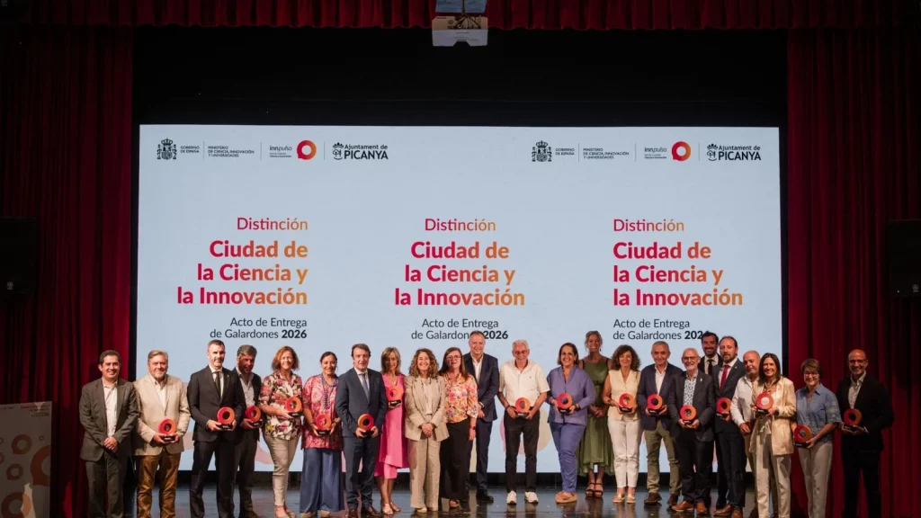 Representantes de los municipios distinguidos posan durante la entrega de los galardones Ciudad de la Ciencia y la Innovación 2026.