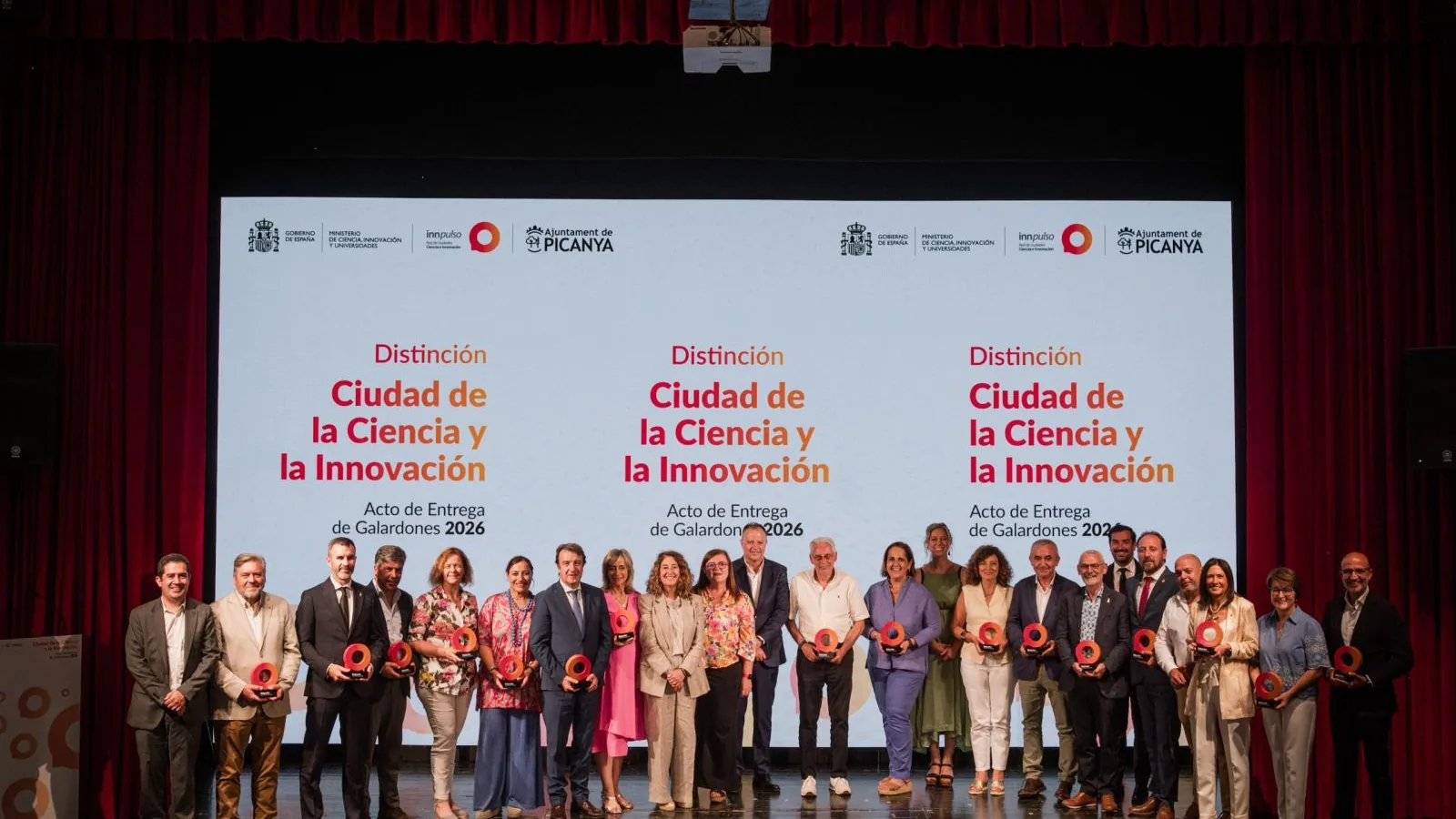 Representantes de los municipios distinguidos posan durante la entrega de los galardones Ciudad de la Ciencia y la Innovación 2026.