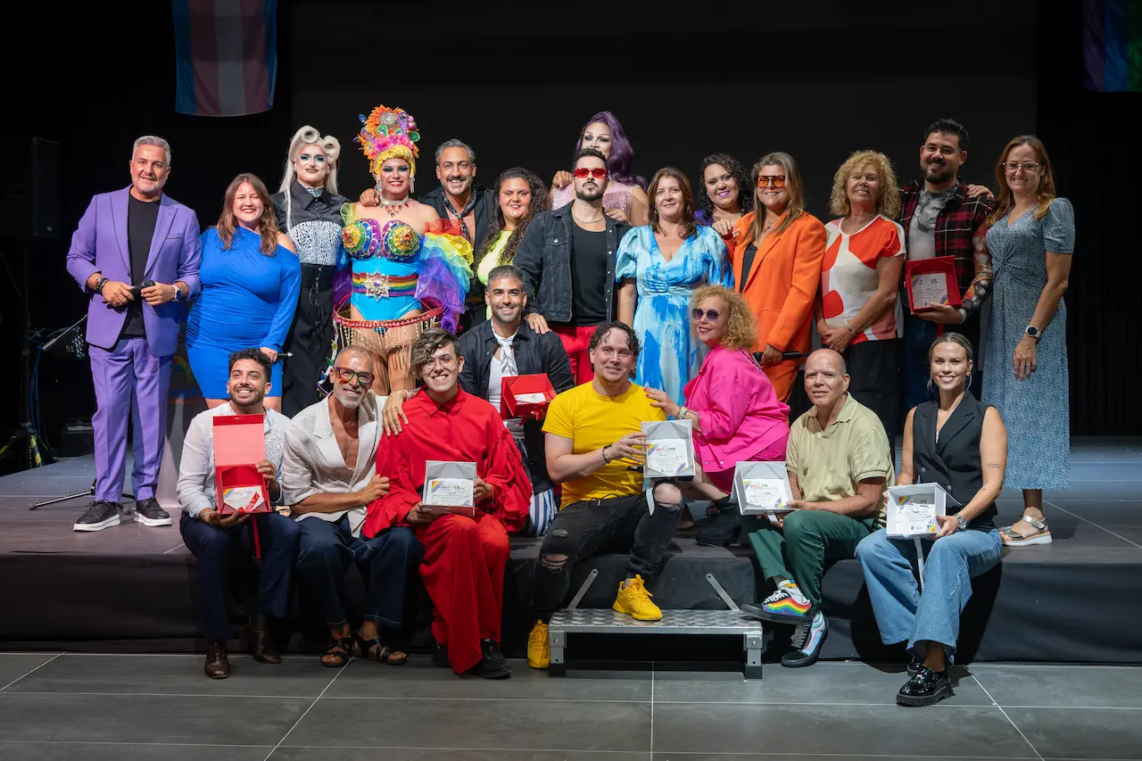 Homenajeados, presentadores, concejala de Igualdad, equipo municipal y Nauzet Afonso en la gala de Mogán Diversa 2026