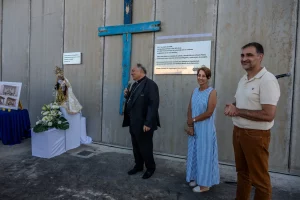 José Mazuelos, Onalia Bueno y José Gilberto Moreno descubren una placa conmemorativa durante un acto institucional en Mogán.