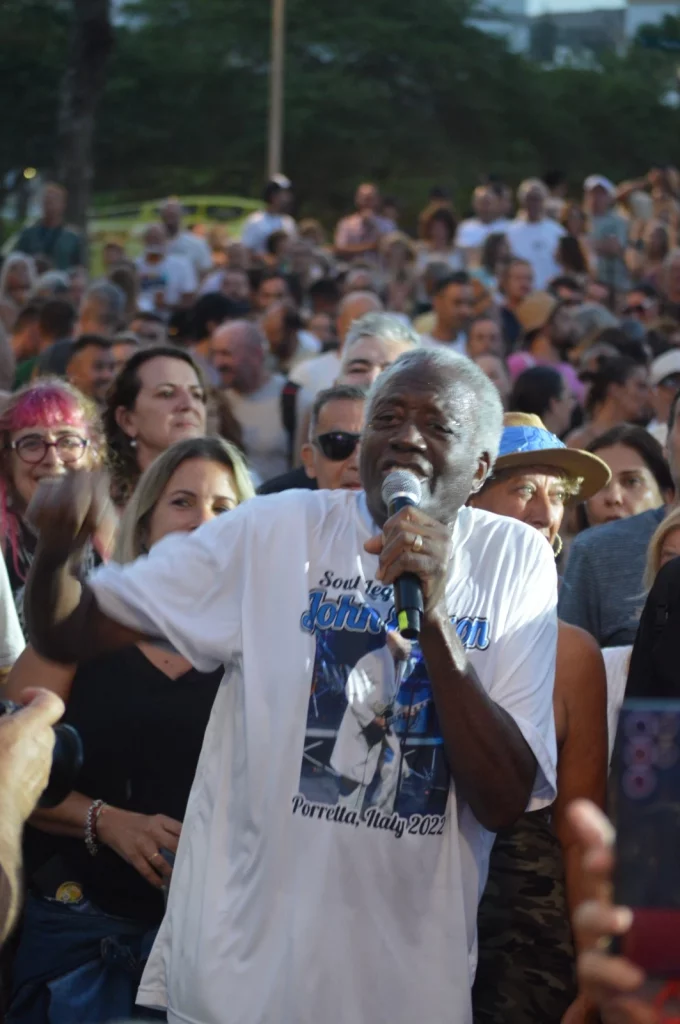 John Ellison canta entre el público del Maspalomas Soul Festival