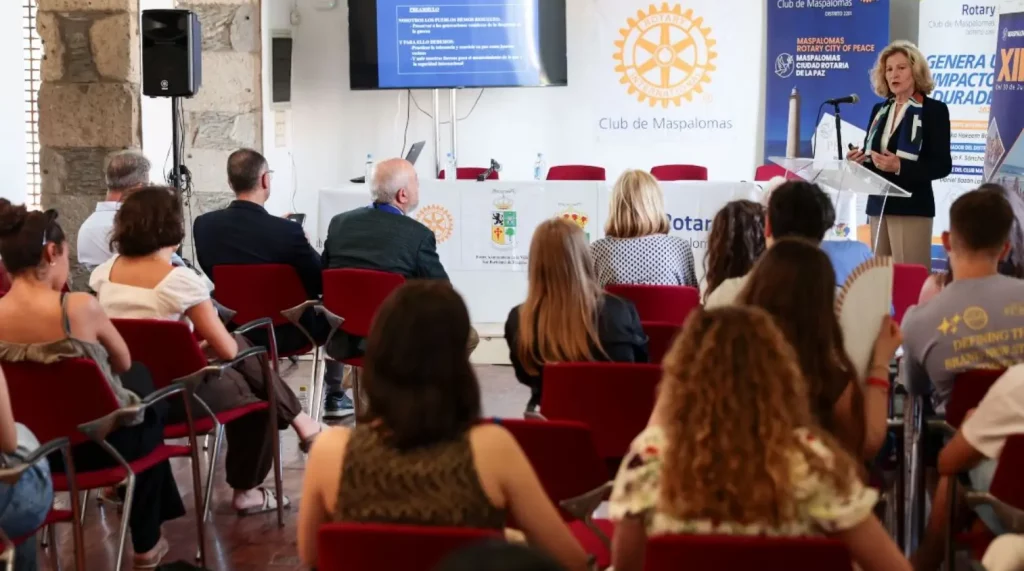 La académica y catedrática Marisa Tejedor interviene en el Camp Internacional Rotary Maspalomas.