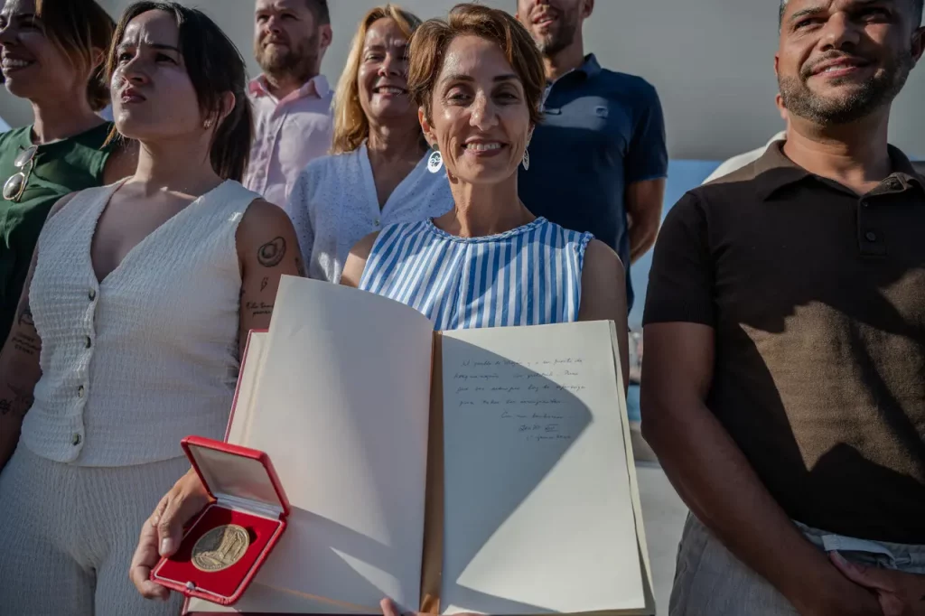Onalia Bueno posa con el libro de honores y una medalla durante un acto institucional en Mogán.