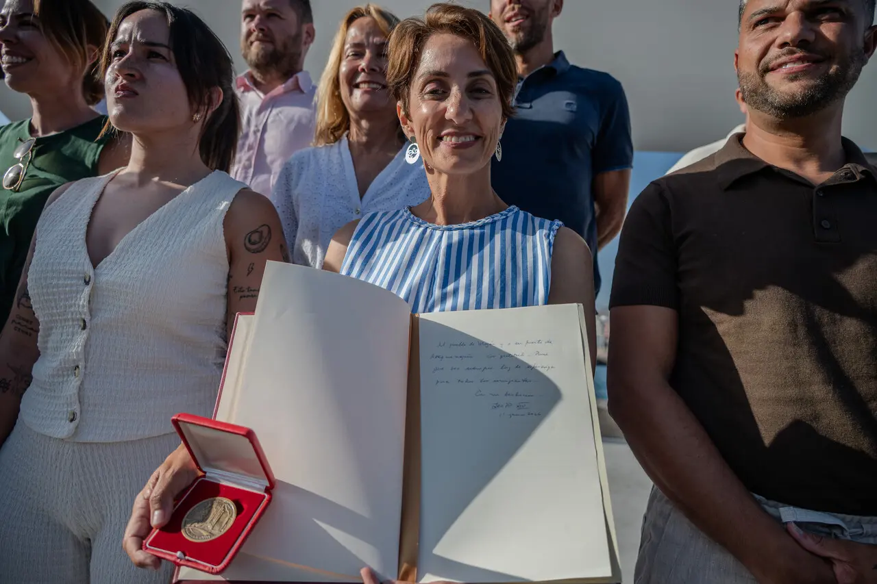 Onalia Bueno posa con el libro de honores y una medalla durante un acto institucional en Mogán.
