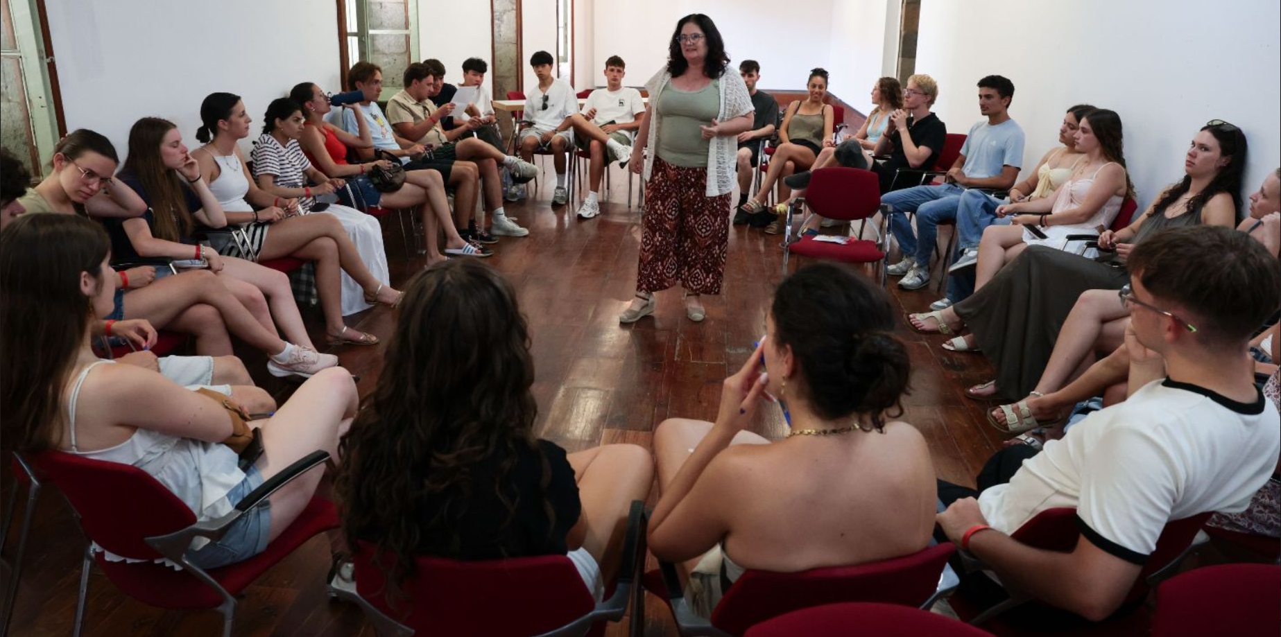 Patricia Bergstöm durante su charla taller con jóvenes en el Camp Internacional Rotary